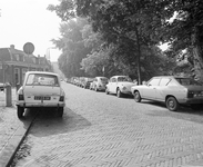 881301 Afbeelding van geparkeerde auto's langs de Pelmolenweg te Utrecht.